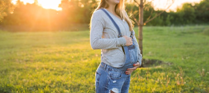 Neredne menstruacije, PCOS in akne – kaj je v ozadju?